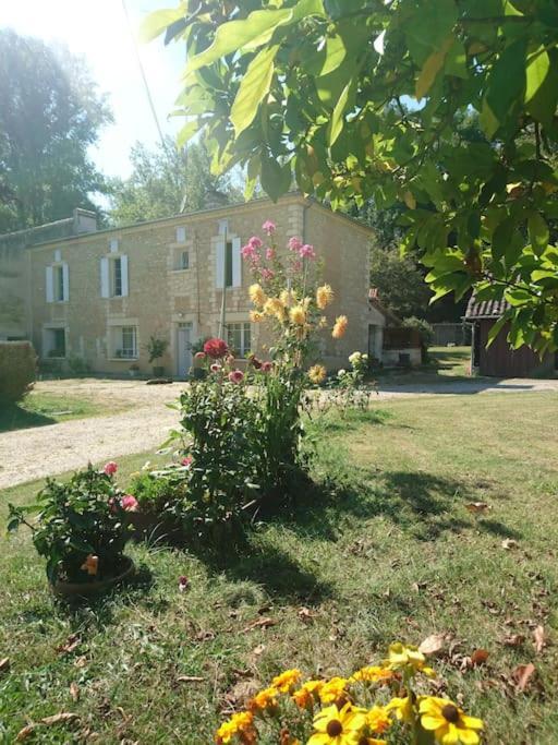 Location Meublee Au Milieu D'Un Ecrin De Verdure Aux Vieux Fours Noaillac Exterior foto